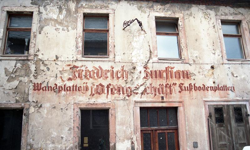 Annaberg, Fleischergasse 15, 24.8.1996.jpg - Friedrich Zursion. Wandplatten - "Ofengeschäft" - Fußbodenplatten